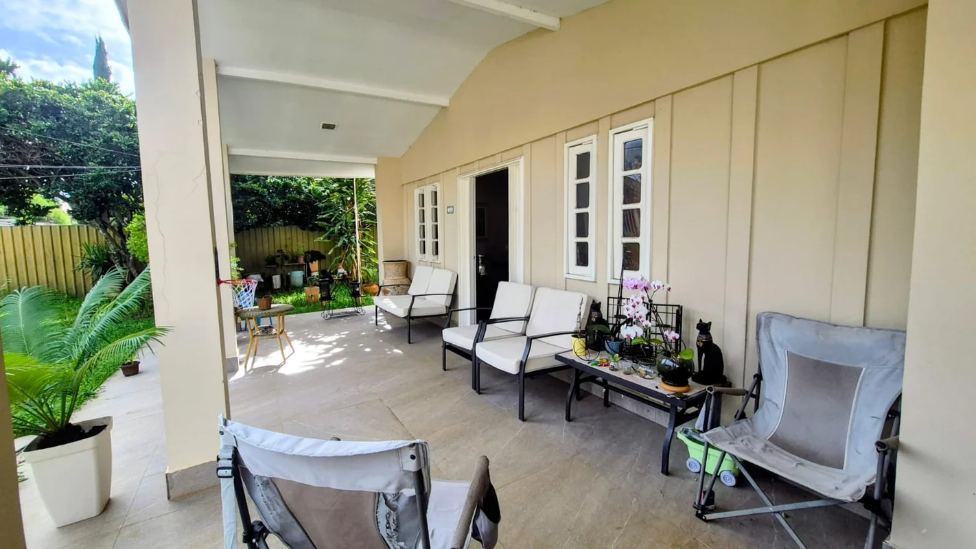 Excelente oportunidade no Lago Norte! Localizada na SHIN QI 13, essa casa de 3 q...