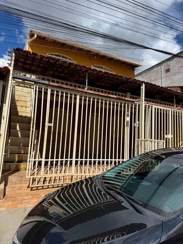 Excelente localização, próximo a supermercado e parada de ônibus.Para morar ou i...