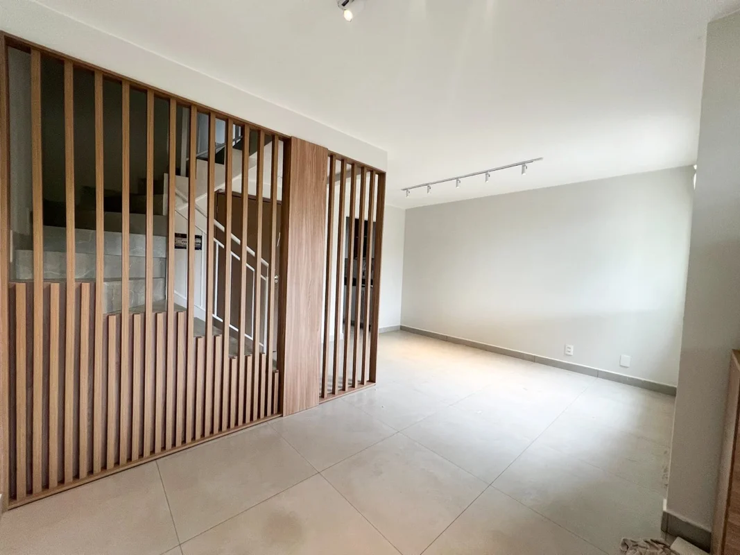 Julisce Alencar Assessoria Imobiliária vende...Excelente casa na QC 04, totalmen...