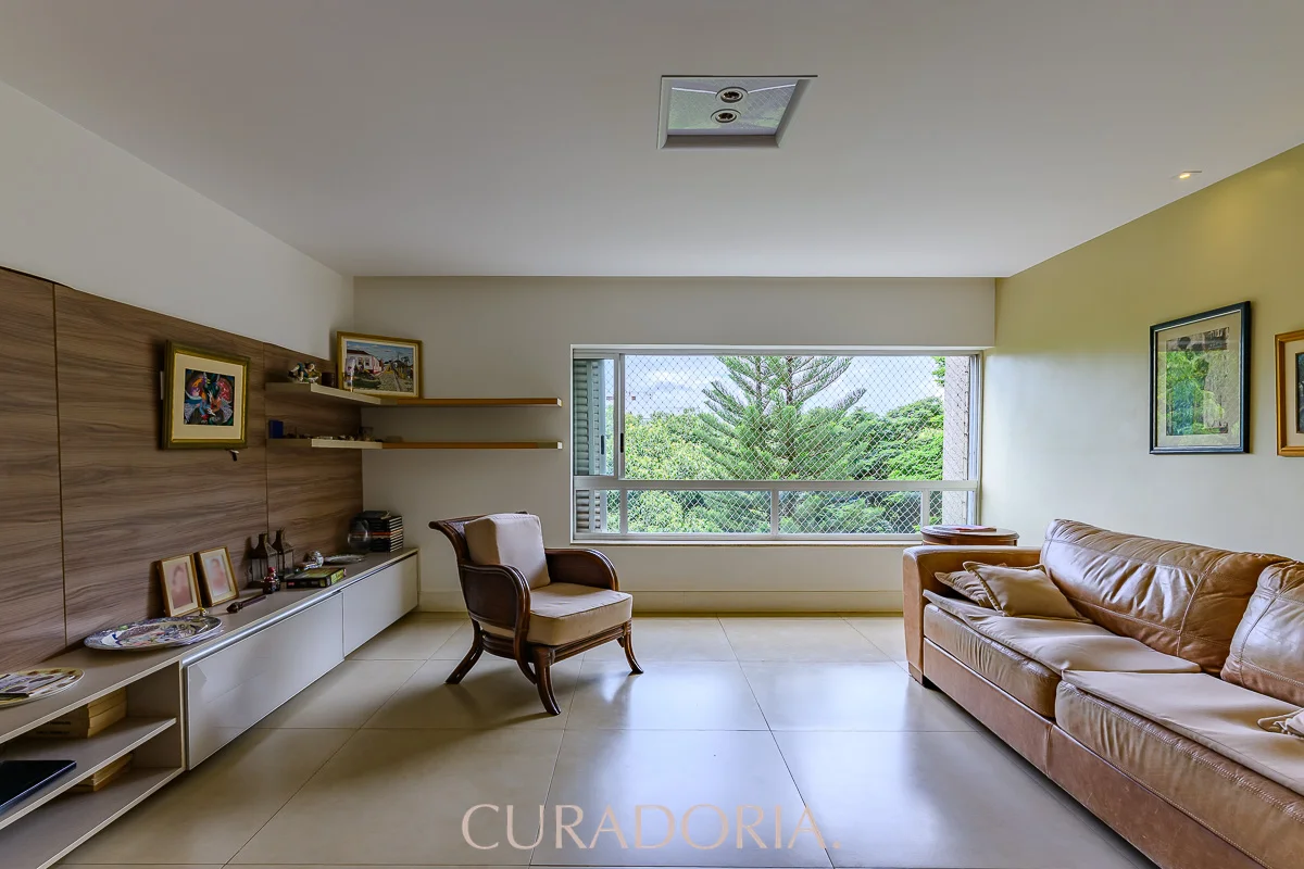 Apartamento reformado, de 154 m2, no coração da ASA SUL. Todas as característica...