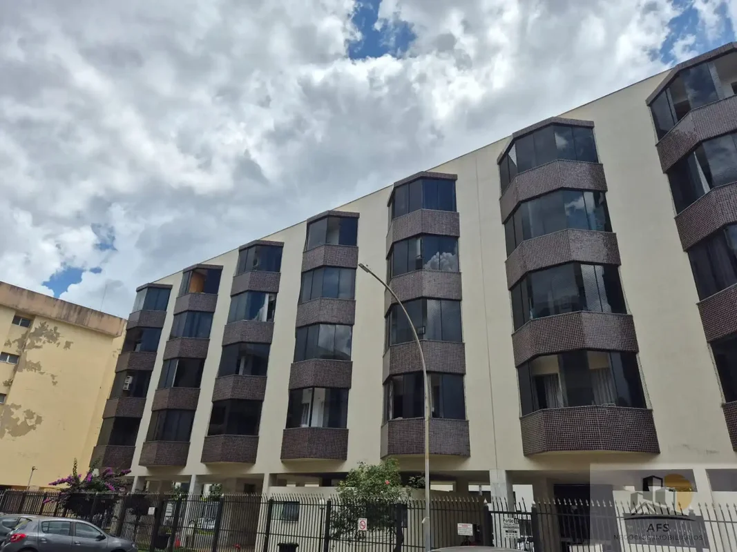 Excelente apartamento de dois quartos com armários, cozinha com armários;Vista p...