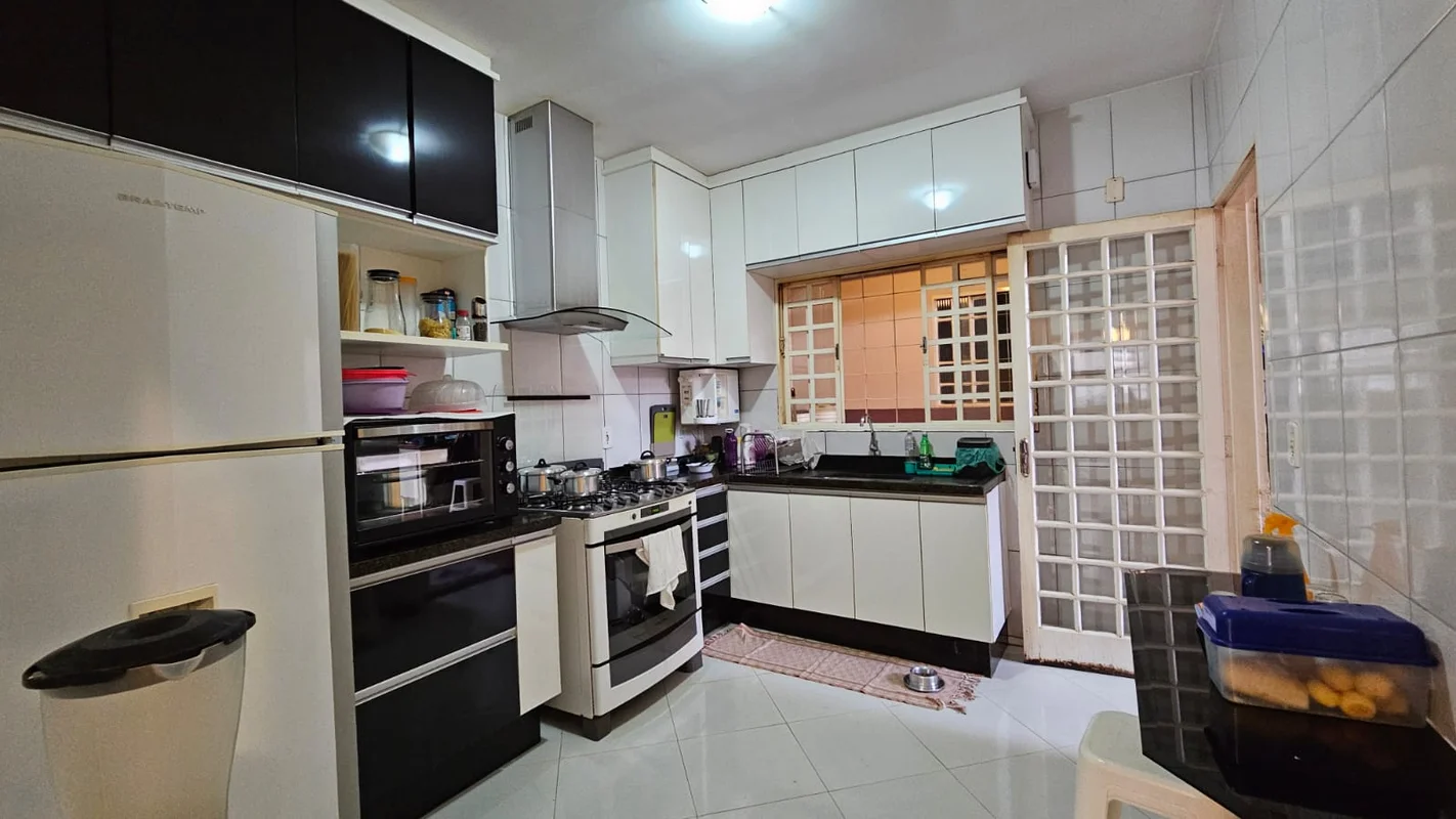 Casa 3 quartos sendo 1 suíte + casa de fundos com 1 quarto, Duas casas no lote à...