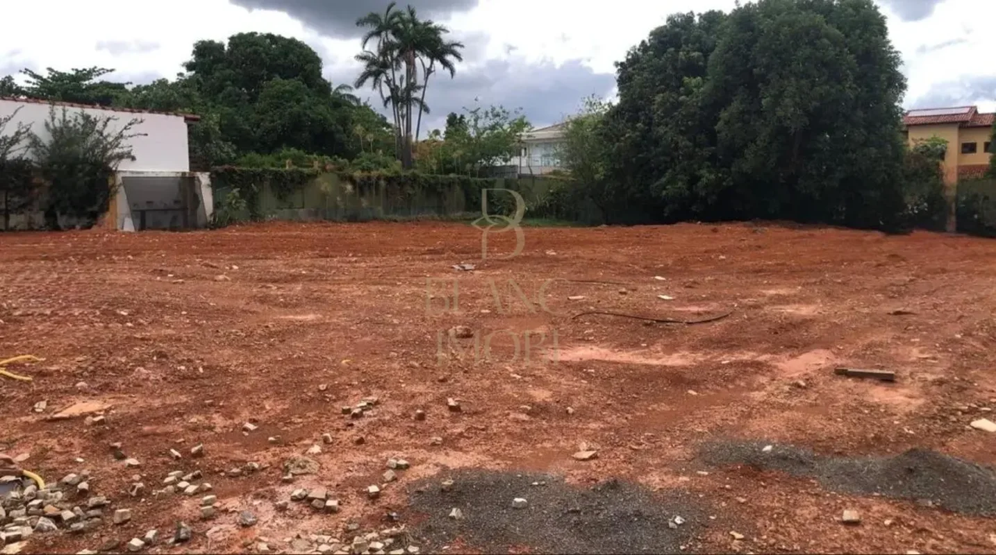 EXCLUSIVIDADE NO LAGO NORTE – LOTE PREMIUM COM VISTA PARA O LAGOApresento uma op...