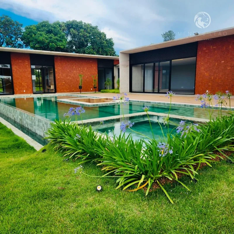 Casa térrea, construção nova e condomínio novo com 4 suítes.Casa nova no Park Wa...