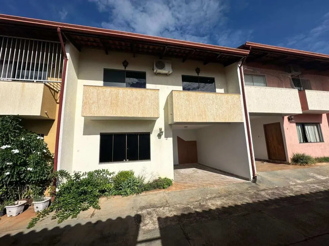 Apresentamos este excelente sobrado no Setor Santa Genoveva, ideal para quem bus...