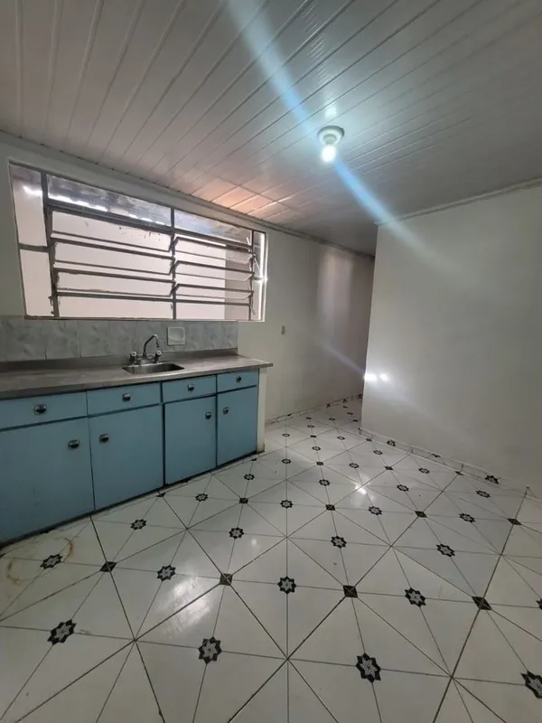 CASA DE FUNDOS COM 02 QUARTOS, SALA, COZINHA, BANHEIRO E AREA DE SERVIÇO. VAGA A...