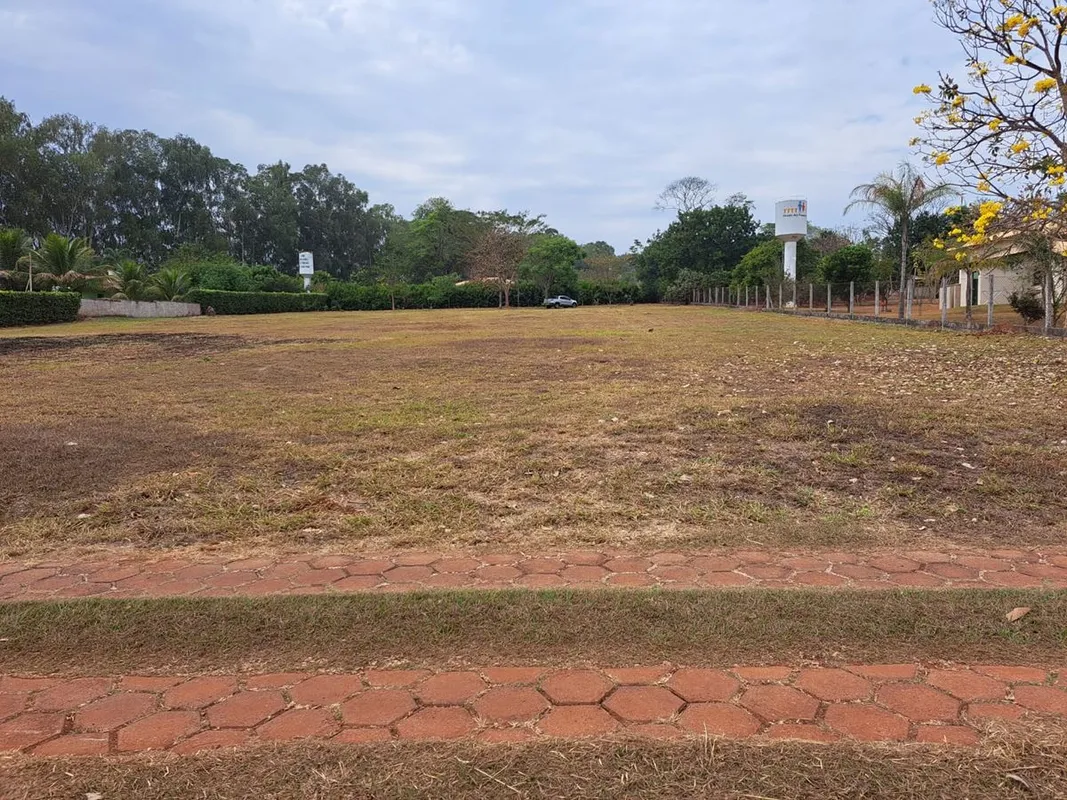 SÍTIO EM CONDOMÍNIO FECHADO COM 5.306,23 m² sendo 50m x 106,12m Localizado no co...