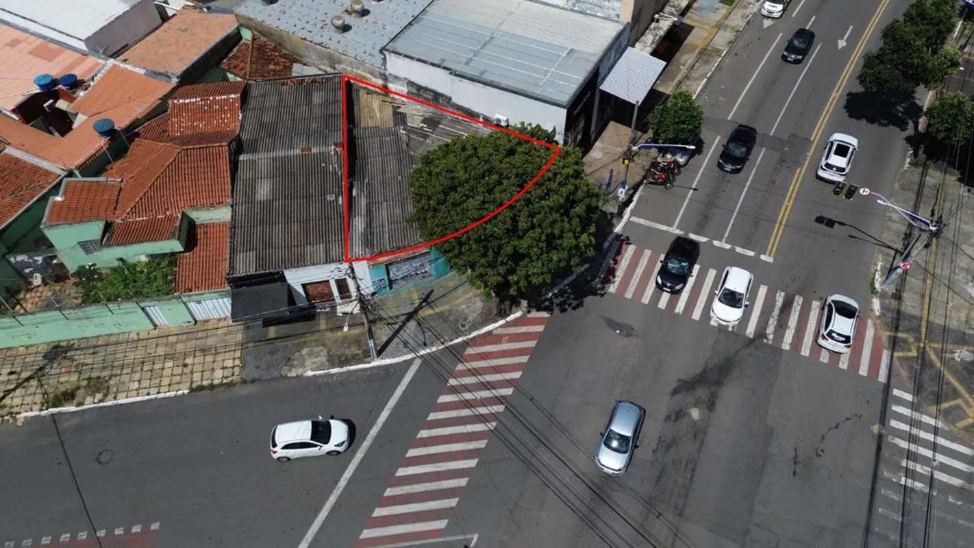 Sala comercial com 241m² construída em lote de esquina com 278m², oferecendo exc...