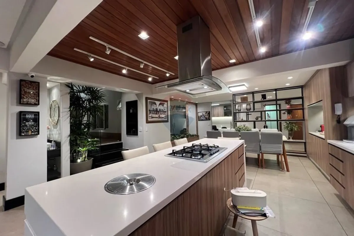 Descubra o seu novo lar dos sonhos com este deslumbrante apartamento à venda em ...