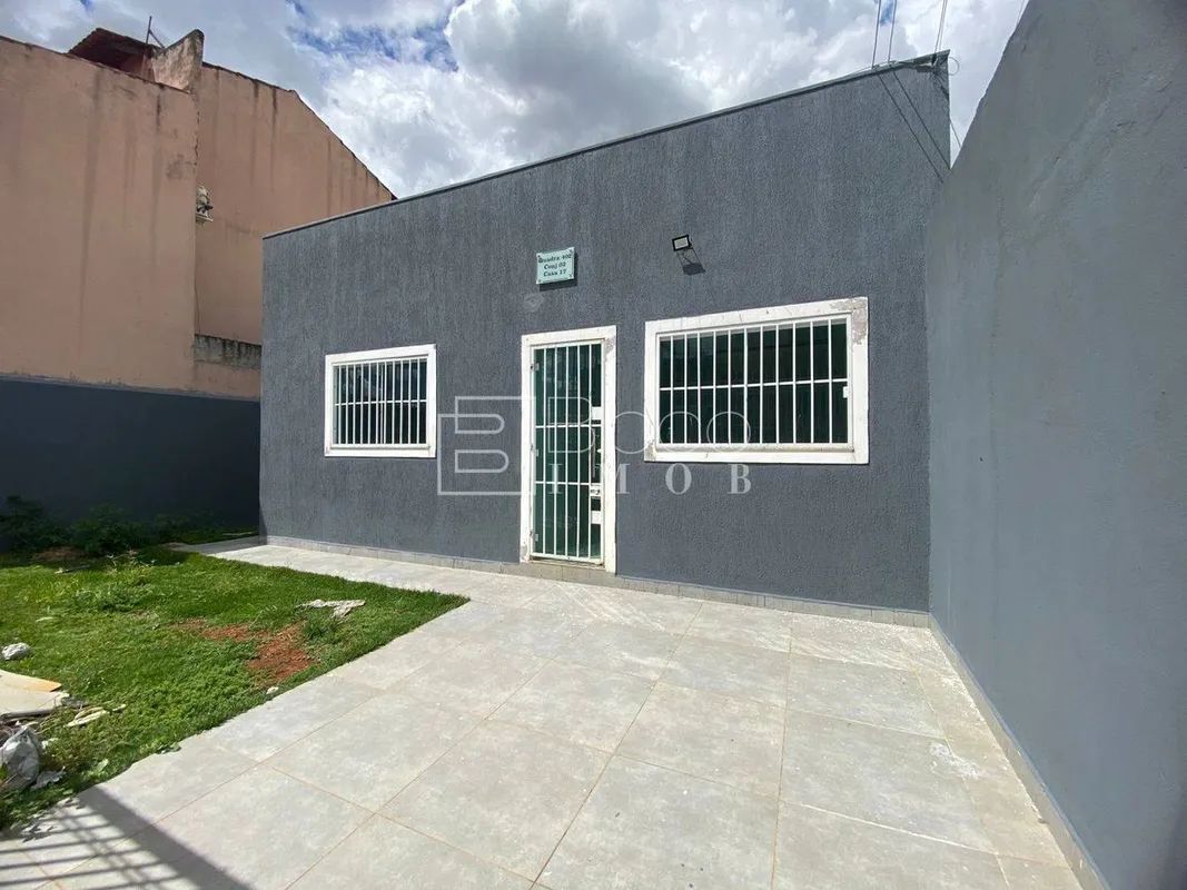 VENDOExcelente casa toda na laje com 3 quartos sendo 1 suíte na Quadra 402 do Re...