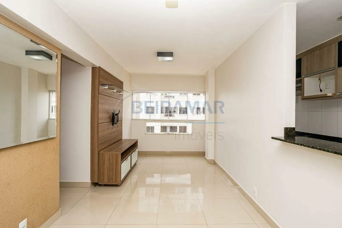 Apartamento amplo, bem distribuído e com armários planejados, localizado em regi...