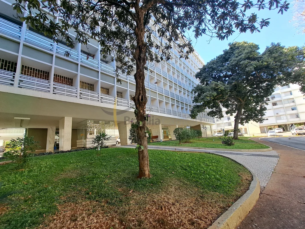 Apartamento de 110 m² na SQS 304Composto por:* Sala ampla para 2 ambientes;* 3 q...