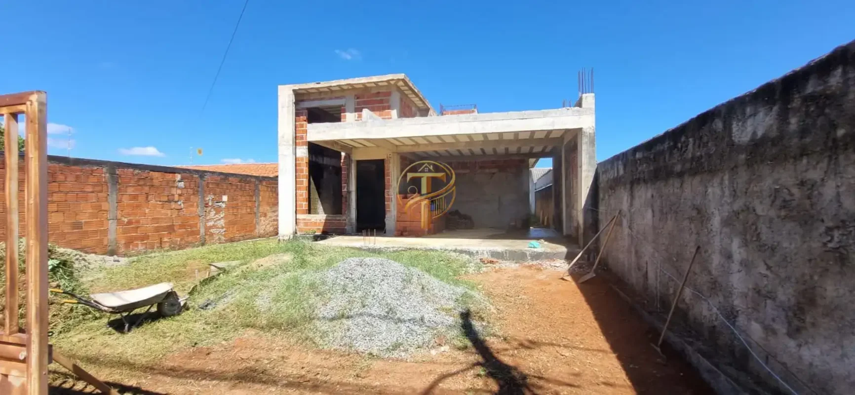 Casa Alto Padrão inacabada, dentro de condominio :- 3 Quartos 1 Suíte com closet...