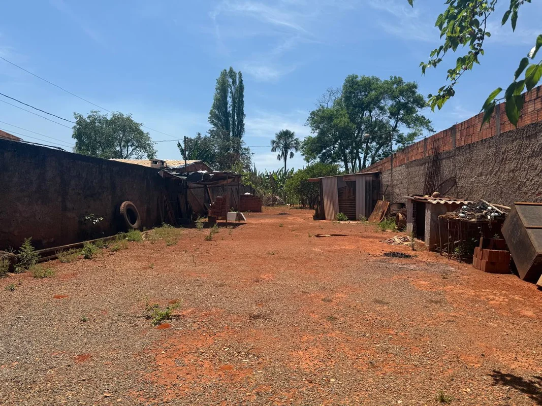 Excelente terreno de 560m²de área totalmente murado e com portão de ferro, com u...