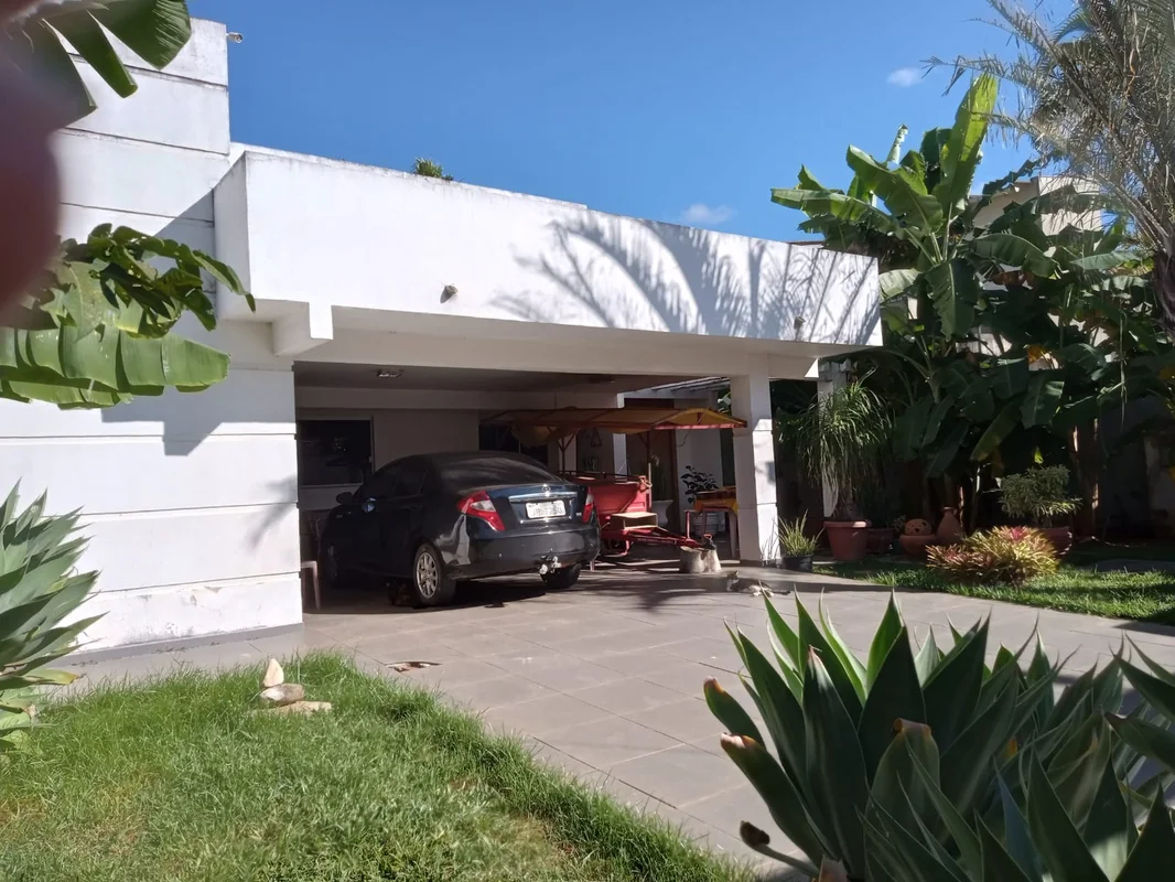 Descubra uma casa de 4 quartos, sendo 3 suítes, no exclusivo Lago Norte, Brasíli...