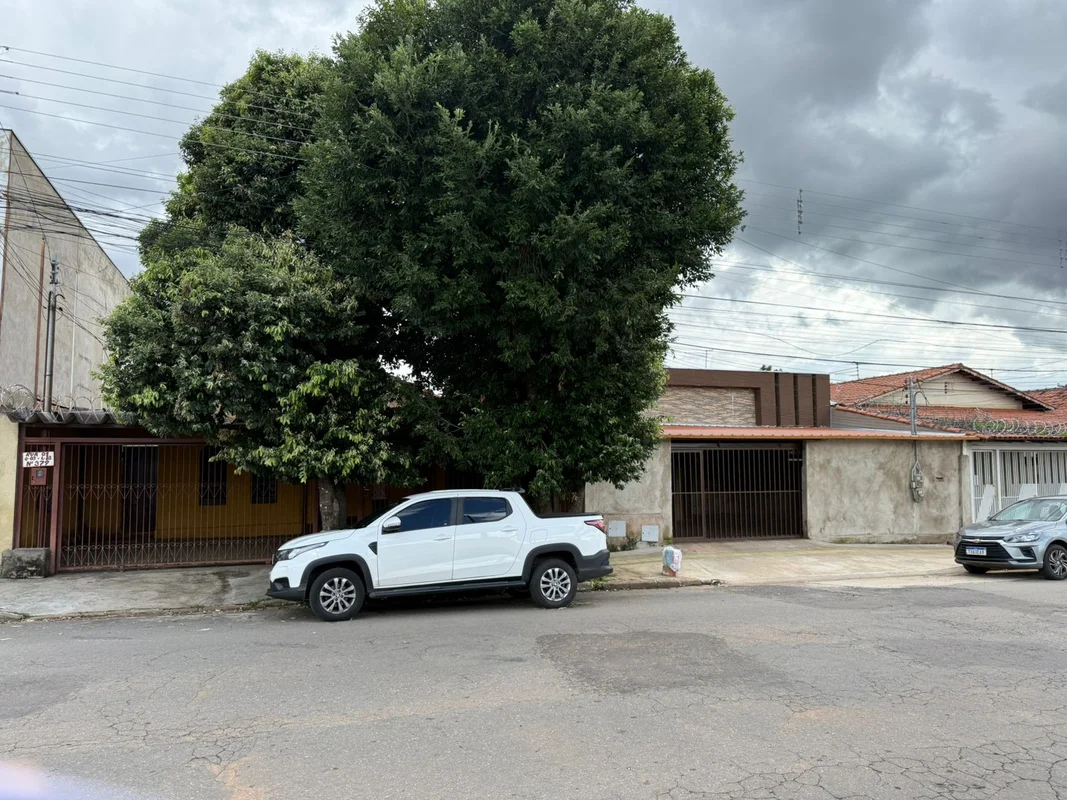 Casa residencial com 188 m². 3 quartos (1 suíte), sala, copa, cozinha, despensa,...