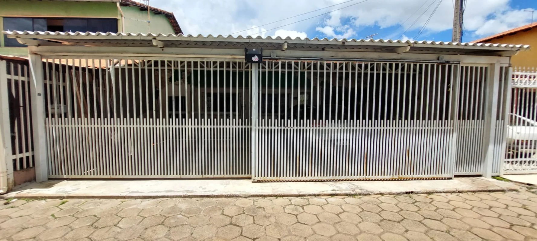 Casa em lote de 200m²composta por:- Casa da frente com dois quartos, sala, cozin...