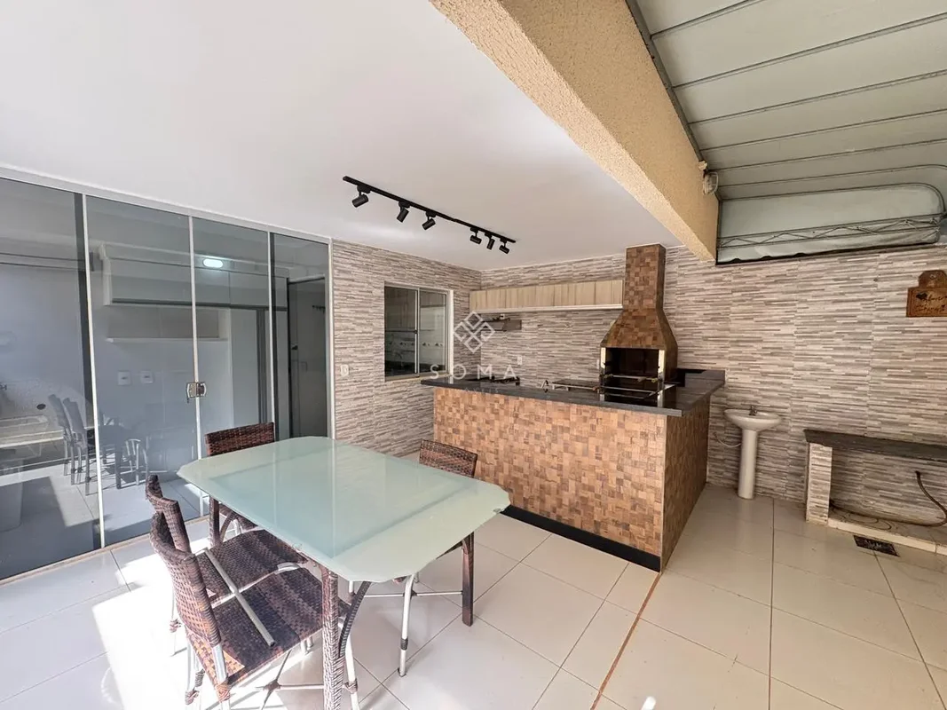 ESPECIFICAÇÕES DO IMÓVEL:- Sala ampla com dois ambientes com luminárias, painel ...