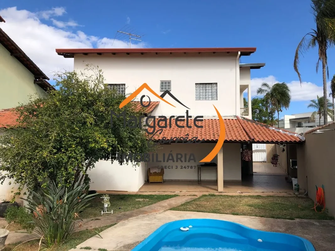 Imobiliária Margarete Corrêa vende casa no Condomínio RKSobrado composta de:- 5 ...