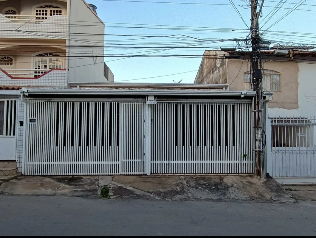 Vendo casa no Núcleo Bandeirante, com 3 quartos, 1 suíte, garagem coberta para 3...