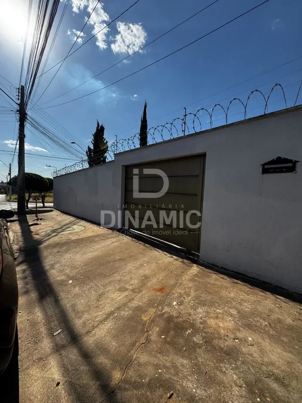 (ID 07)Casa de esquina com excelente espaço, conforto e potencial para lazer com...