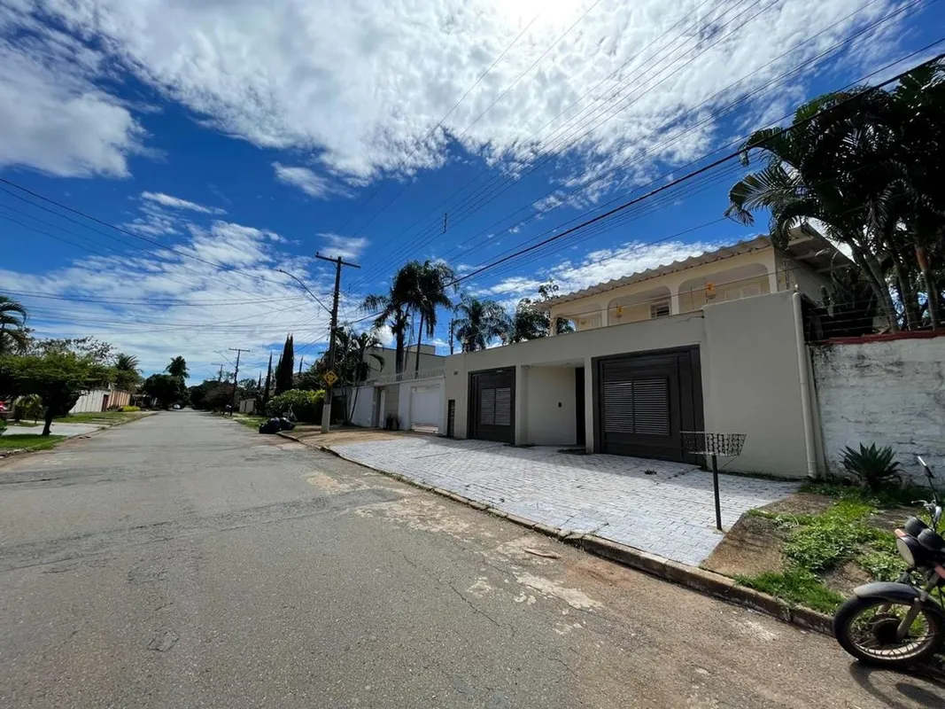 Sobrado Residencial amplo e sofisticado, localizado na Rua J-2 Setor Jaó- Goiâni...
