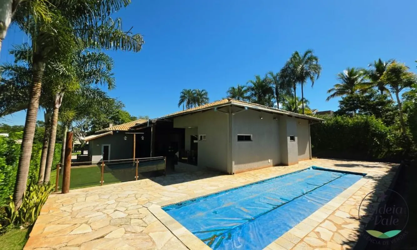 Exclusividade, privacidade e localização estratégica no Aldeia do Vale.Esta casa...