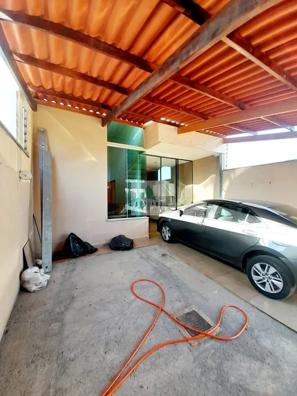 casa bem arejada, luz natural , 3 quartos sendo 1 suíte, sala em pé direito dupl...