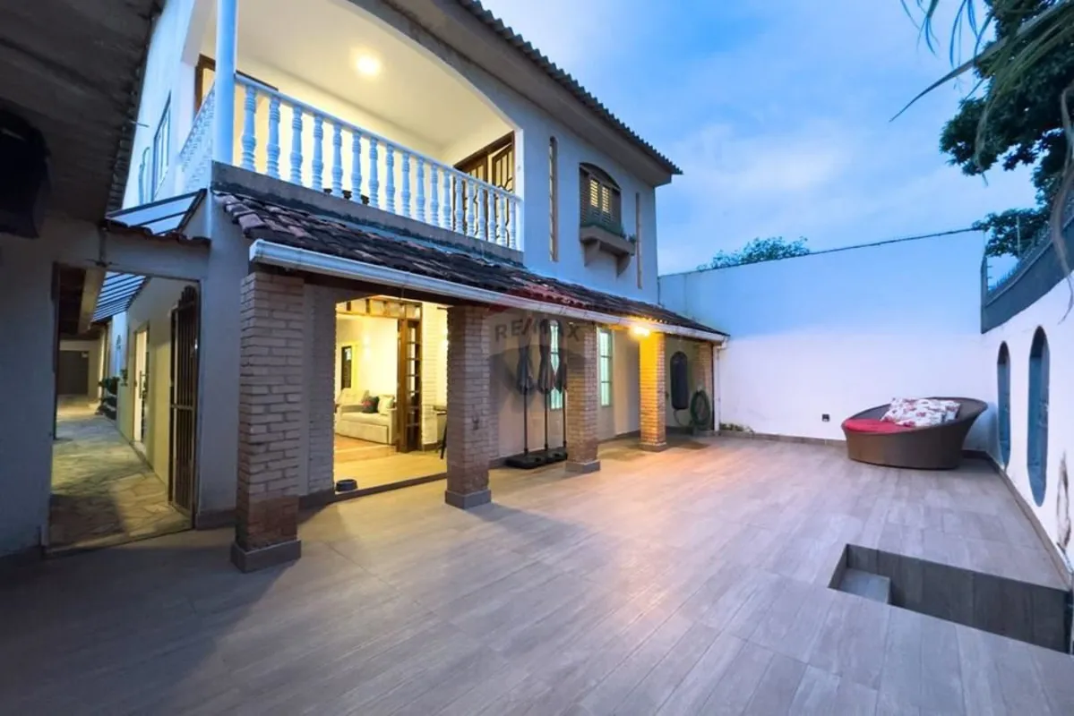 Seu Refúgio Particular: Casa Reformada com Quintal Amplo, Edícula e Muito VerdeS...