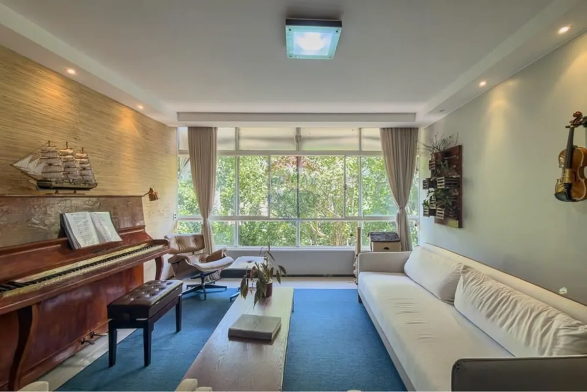 Apresentamos este excelente apartamento de 3 quartos totalmente reformado, local...