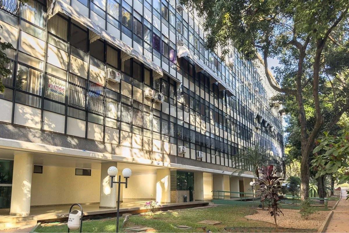 Apresentamos este excelente apartamento de 3 quartos totalmente reformado, local...
