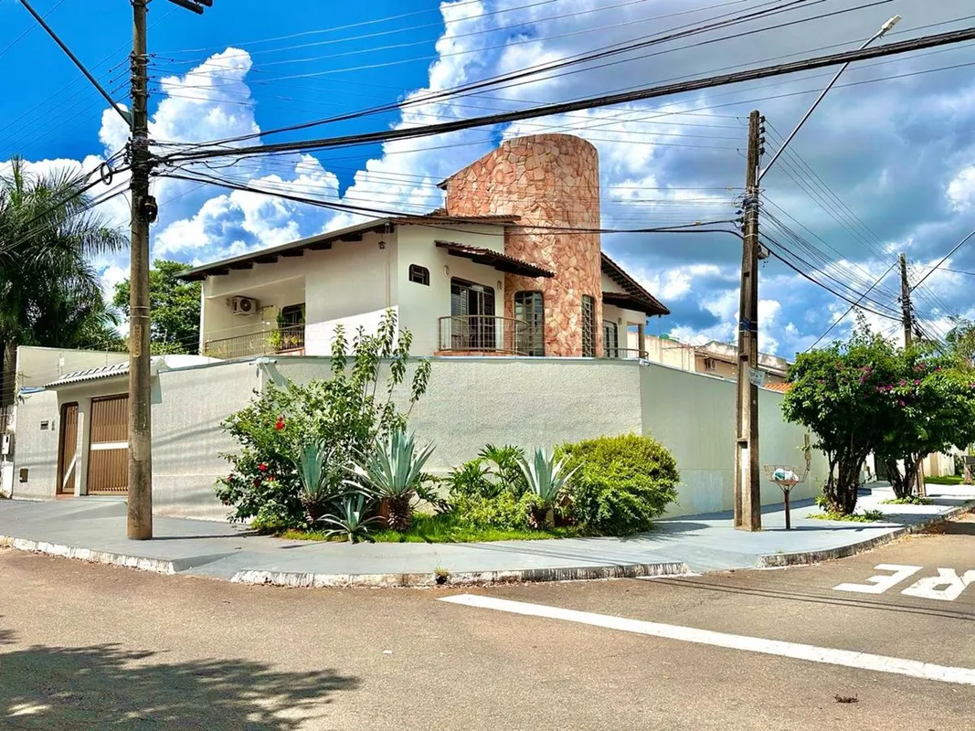 Sobrado de esquina a venda na parte alta do Setor Jaó, em Goiânia/GO, possuindo ...