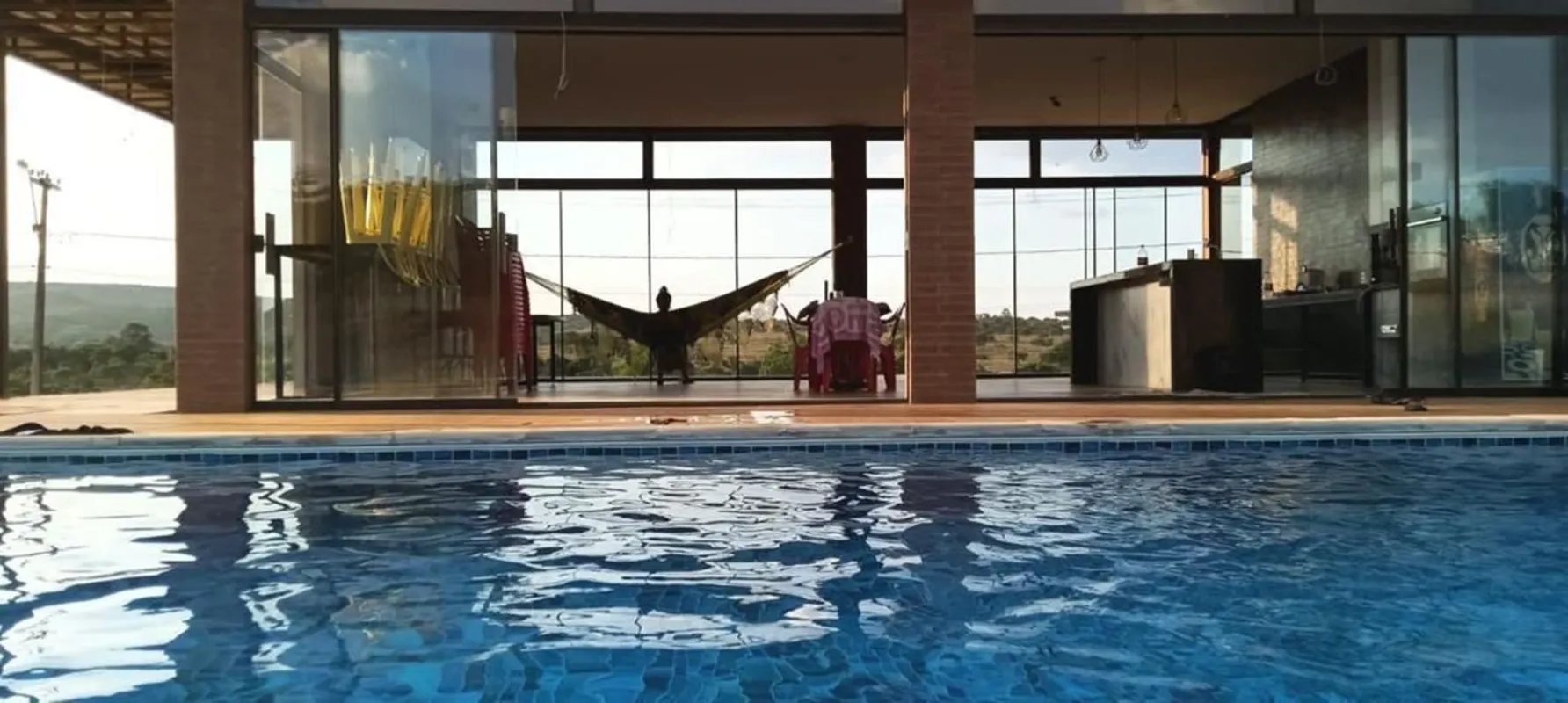 Essa casa está localizada em condomínio fechado em Hidrolândia, próxima a Nova F...