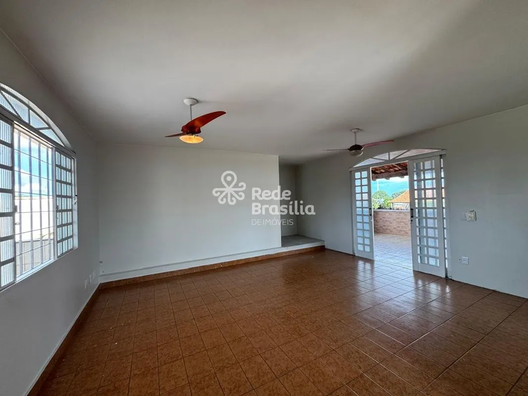 Sobrado à Venda na QE 21 Guará II: 3 Pavimentos, Elevador e Espaço de sobraBusca...