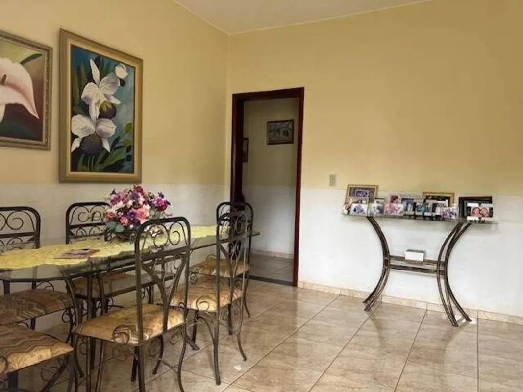 DALL'OCA IMÓVEIS VENDE:Charmosa residência térrea, ideal para quem valoriza ampl...