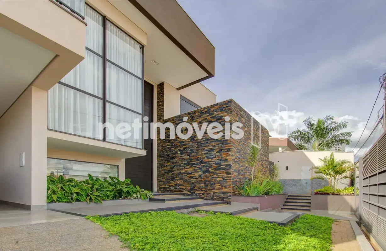 Vendemos com Exclusividade, Belíssimo Sobrado, na Colônia Agrícola Águas Claras!...