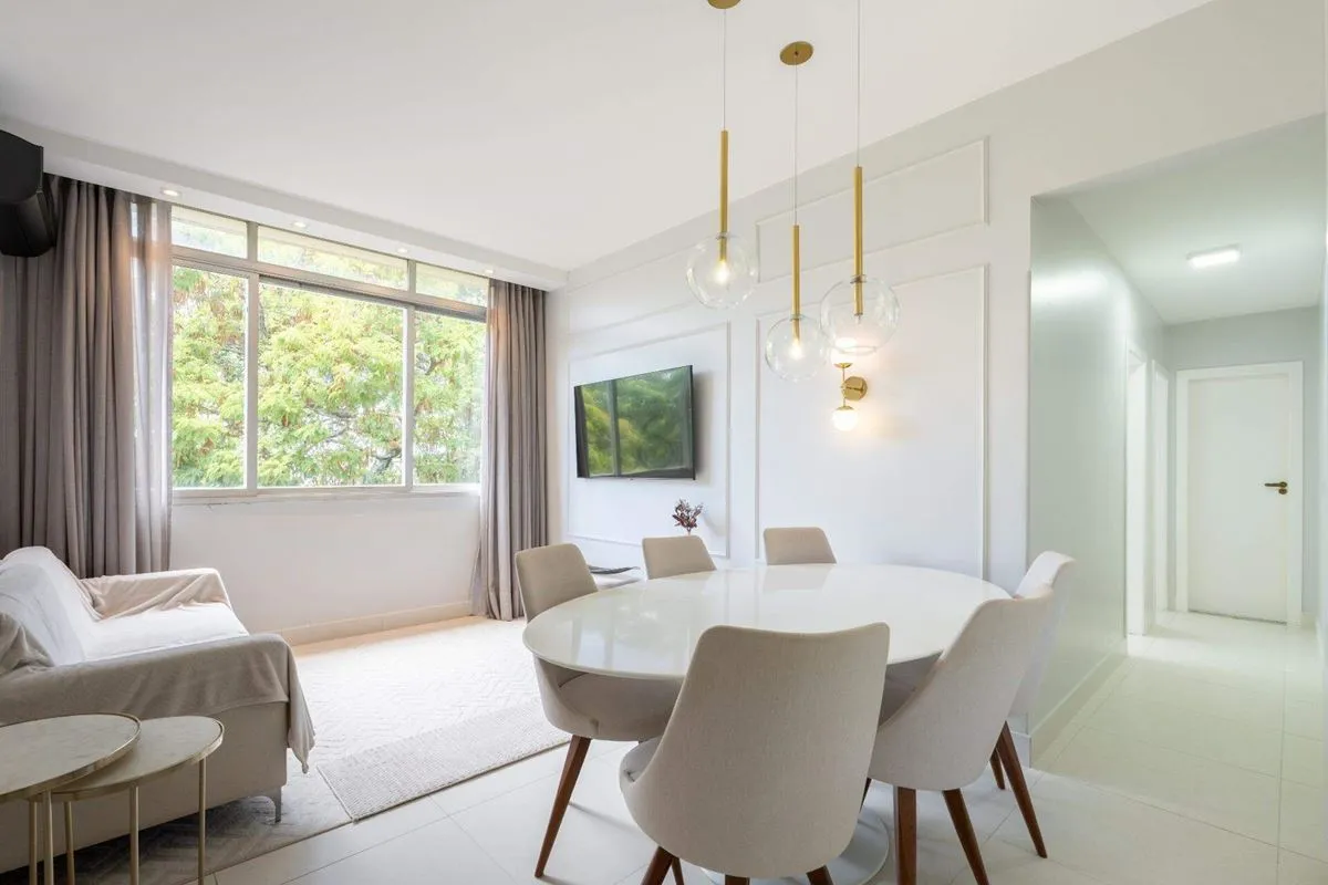 .Apartamento REFORMADO, localizado em uma das quadras mais tradicionais e valori...