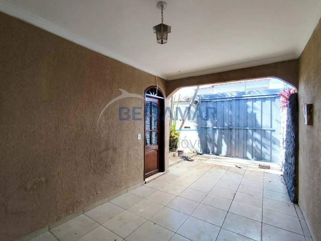 Casa de fundos bem distribuída, ideal para quem busca praticidade e um ambiente ...