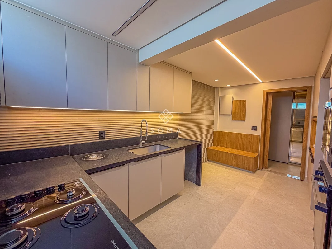 Apresentamos este elegante apartamento disponível para locação em uma das quadra...