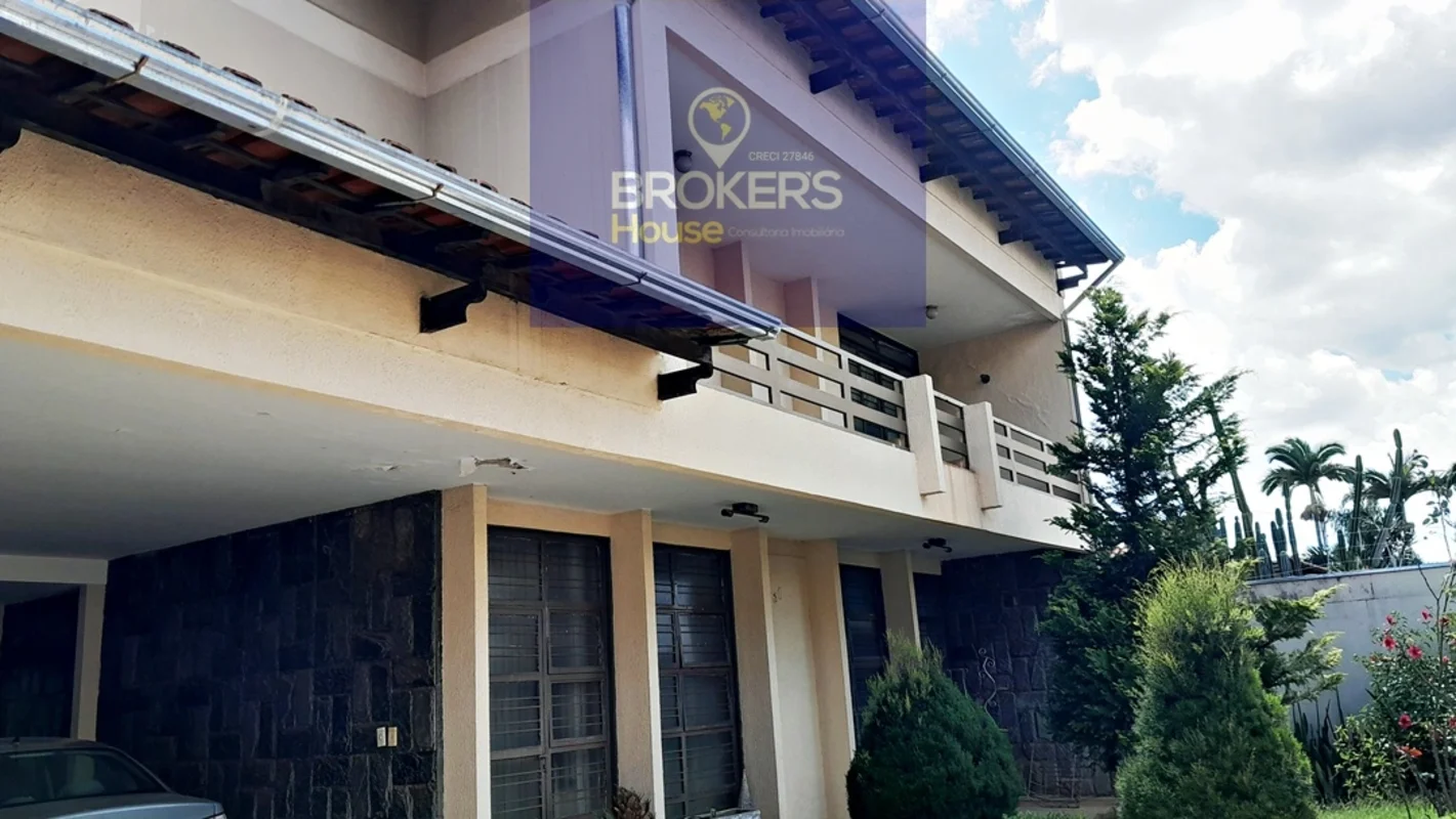 Ótimo Sobrado Piso I- Garagem para quatro carros, sendo coberto para dois carros...