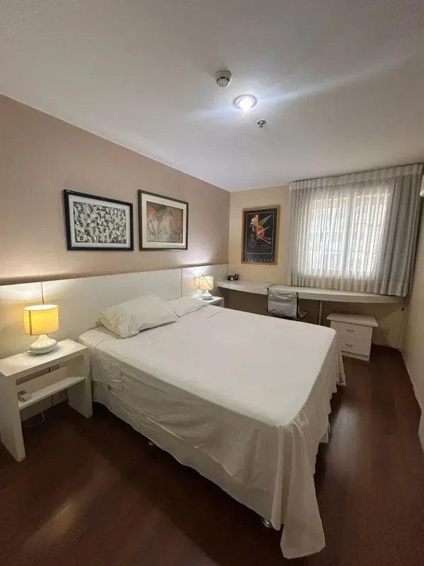 Descubra uma oportunidade de aluguel o coração de Brasília: um Hotel-Flat padrão...