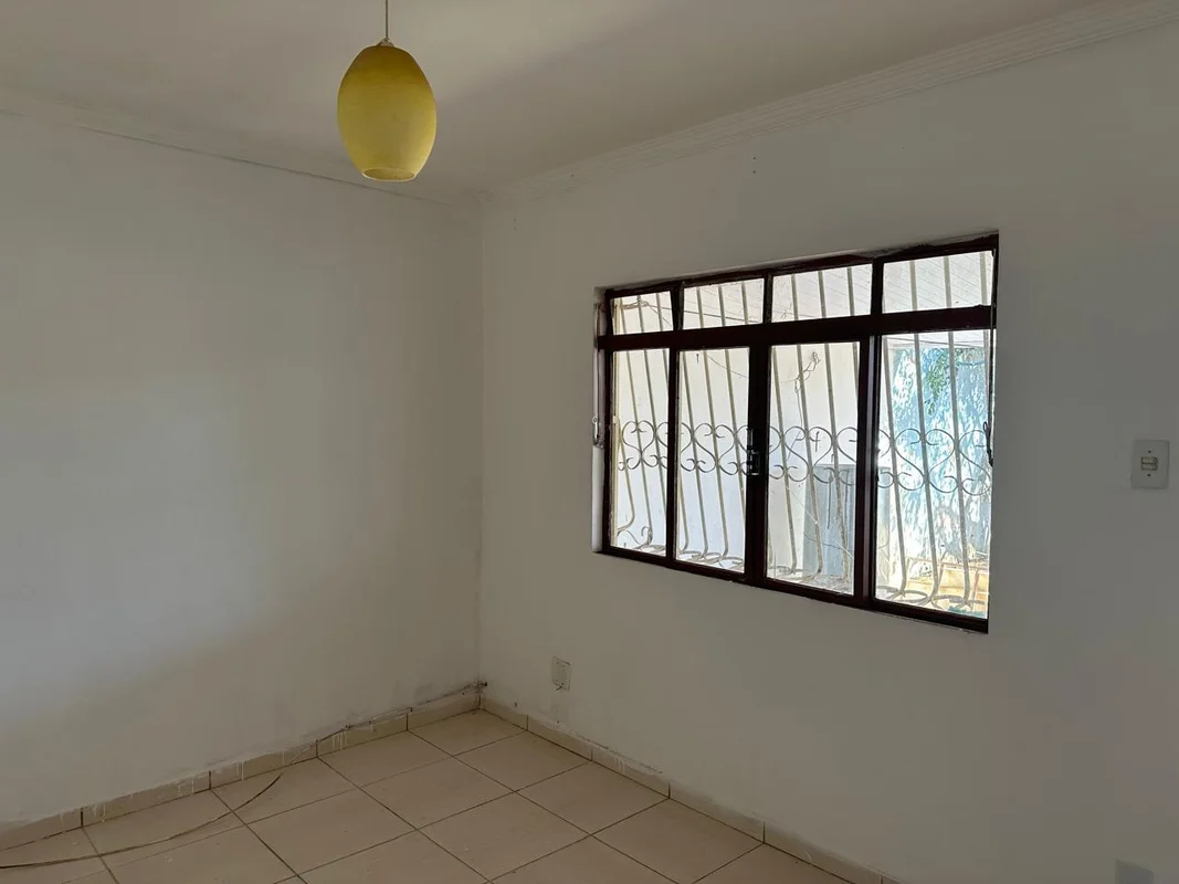 Casa bem localizada Perto de comércio escolas transporte público e outras infrae...