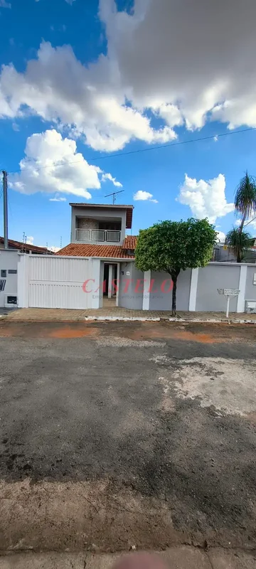 Terreno 231,00m²Área construída aproximada 210,00m²4 quartos sendo 2 suítes, 1 d...