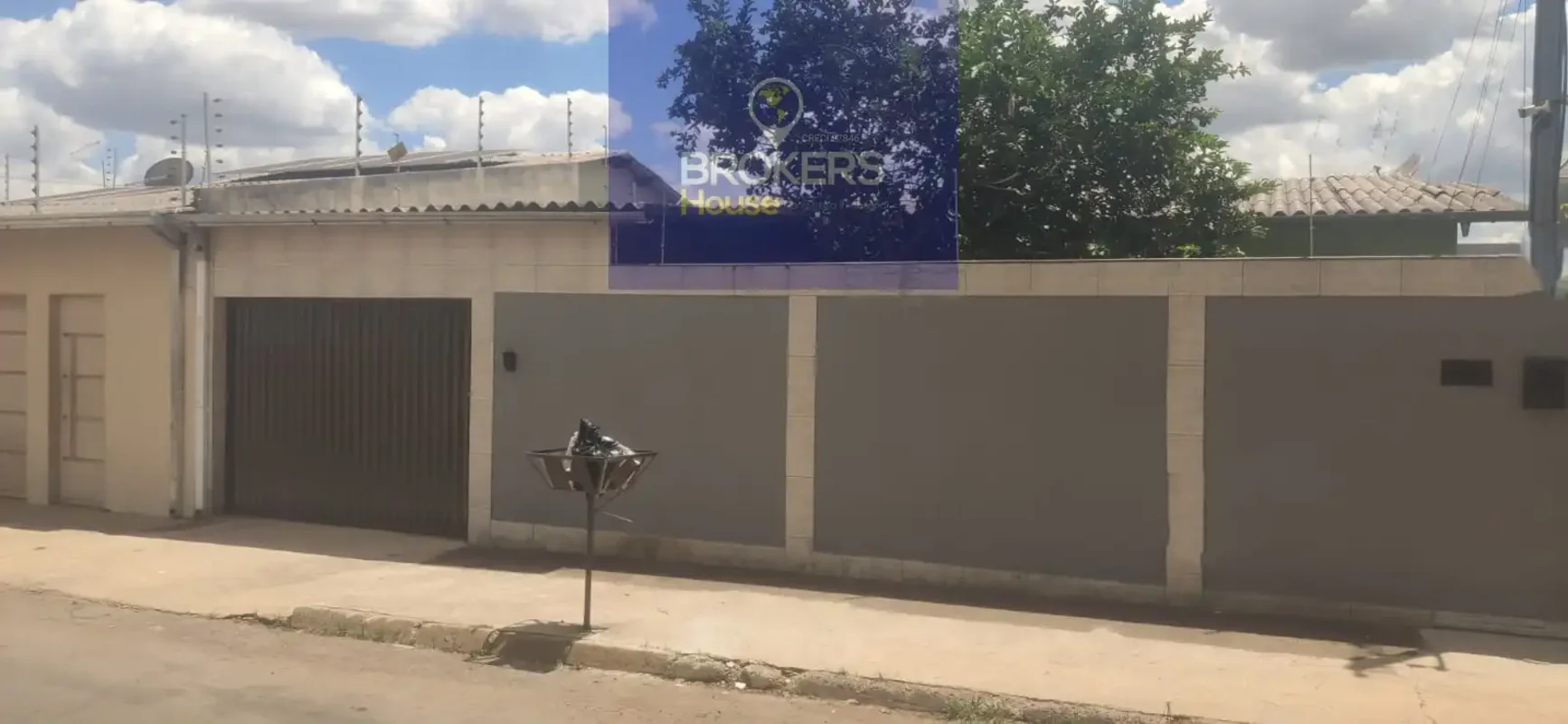 Ótima casa com garagem coberta para três carros, 3/4 sendo uma suíte, banheiro s...