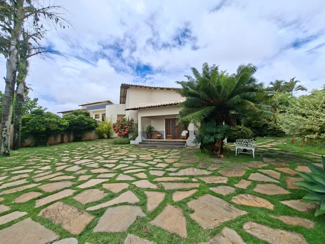 A Pacheco Imobiliária (CFRECI J 6610) disponibiliza para venda uma excelente cas...