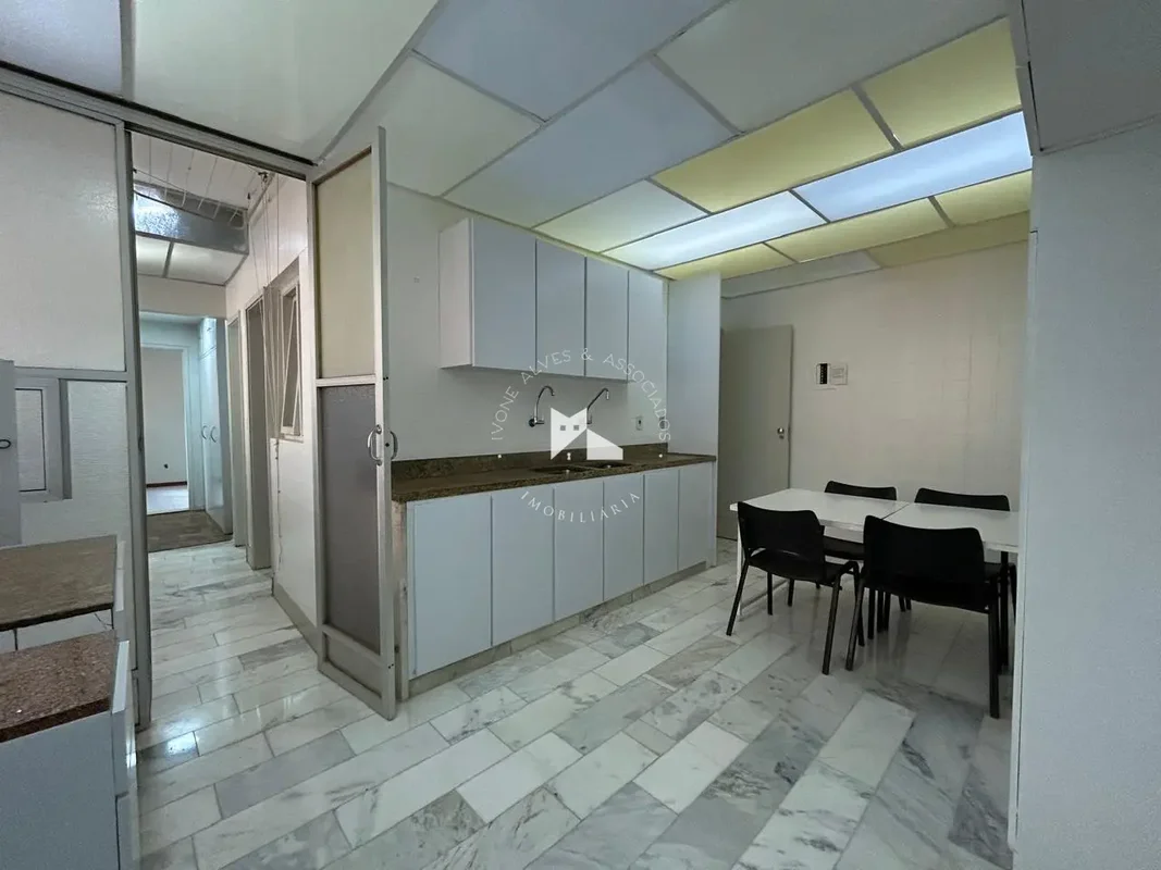 ESPAÇO E POTENCIAL EM UM SÓ IMÓVEL NA ASA SUL – 197m² | 5 QUARTOS | 2 VAGAS | CA...