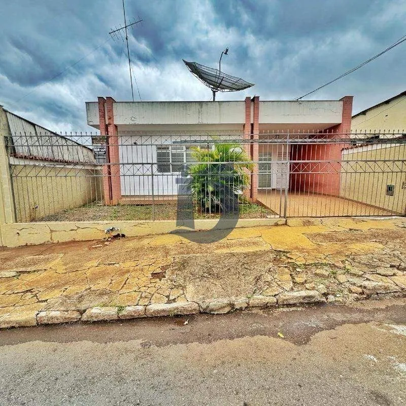 Casa comercial de esquina, com aproximadamente 200m² de área construída contendo...