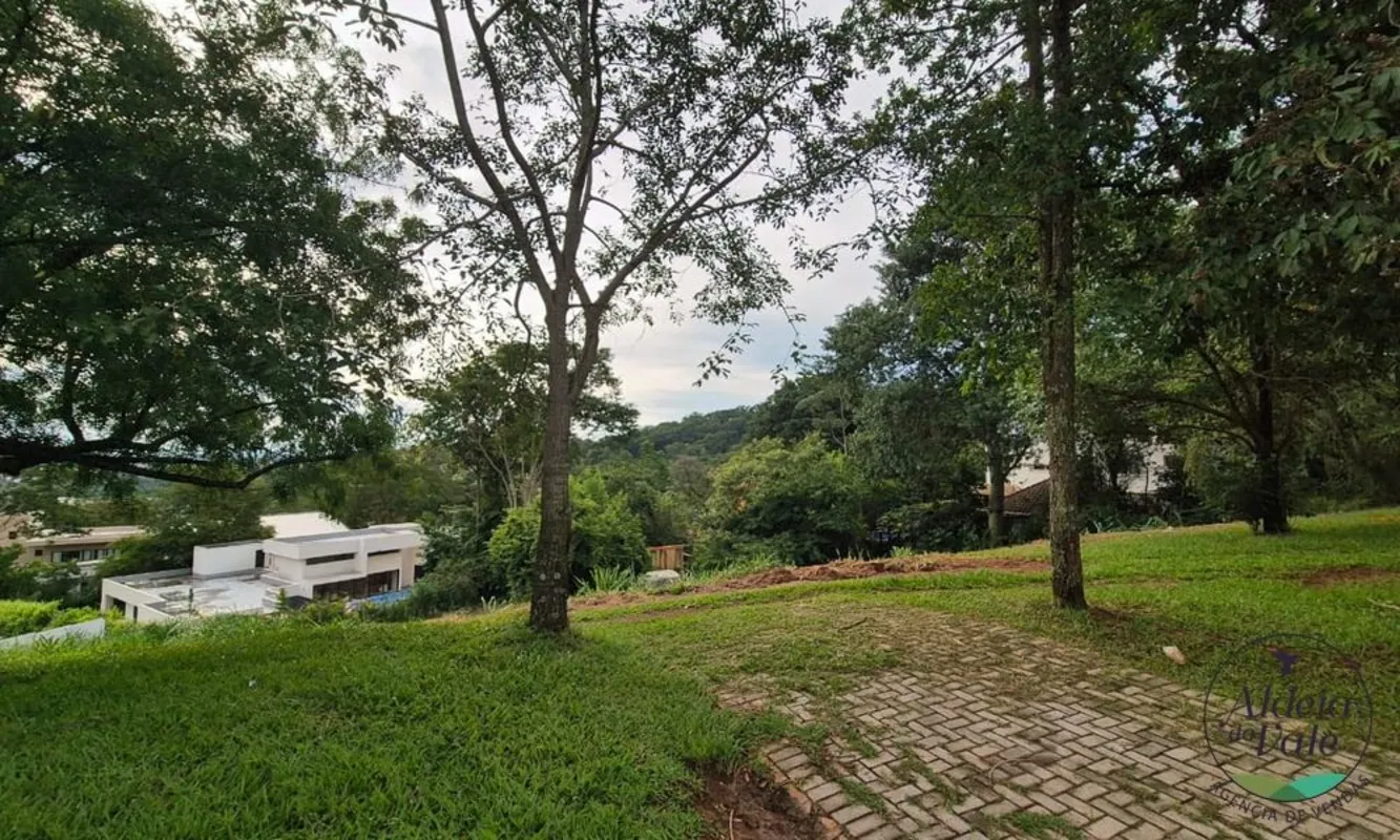 Terreno em declive com fachada ampla e linda vista para o condomínio. DF imóveis...