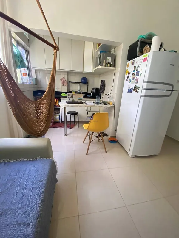 Apartamento de 25,61m² na SQS 404, 3º andar, com elevador. Possui sala integrada...