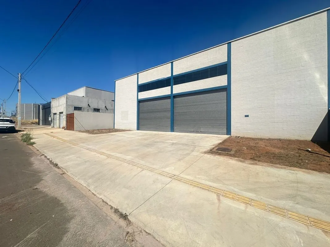 Galpão com 331,75 m² de área total, oferecendo amplo vão livre que possibilita d...